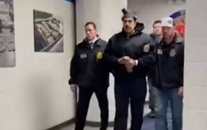 Tổng thống Venezuela nói ‘chúc mừng năm mới’ khi bị áp giải ở Mỹ