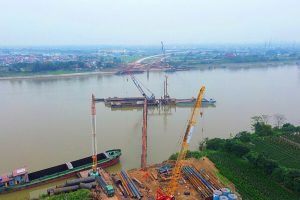 Công trường cầu Mễ Sở gần 4.900 tỷ đồng trên đường Vành đai 4