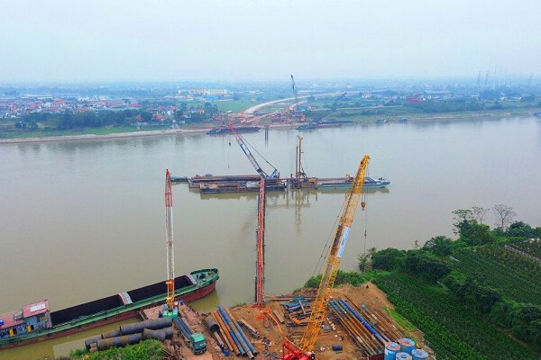 Công trường cầu Mễ Sở gần 4.900 tỷ đồng trên đường Vành đai 4