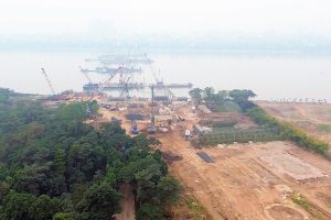 Dày đặc phương tiện thi công cầu Trần Hưng Đạo và hệ thống đường dẫn