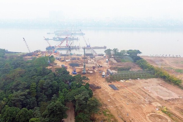 Dày đặc phương tiện thi công cầu Trần Hưng Đạo và hệ thống đường dẫn