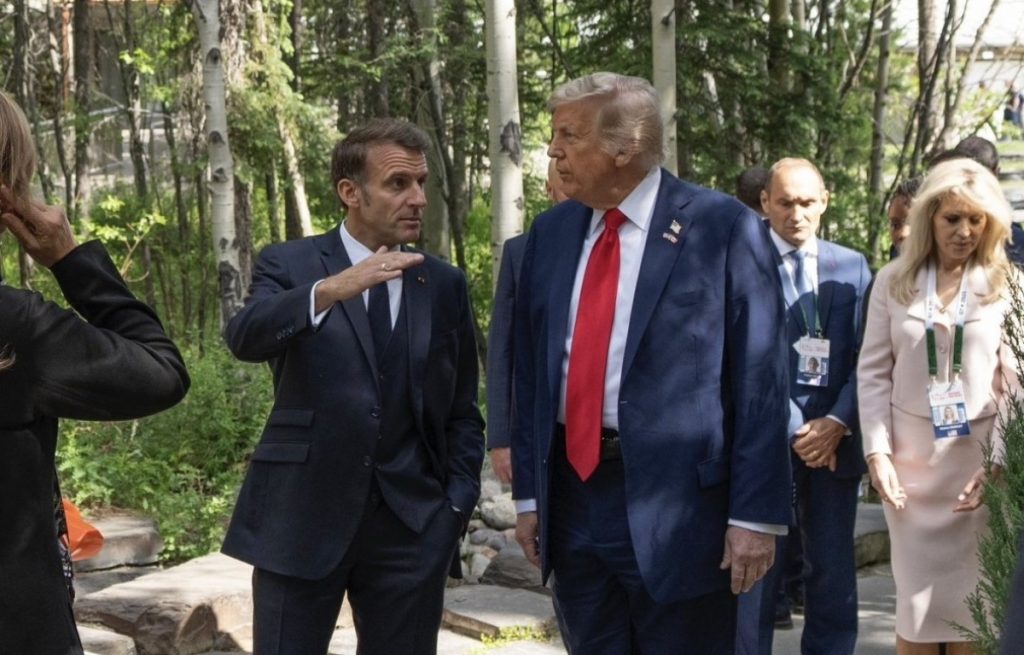 Ông Trump cảnh báo áp thuế 200% với rượu vang và champagne Pháp