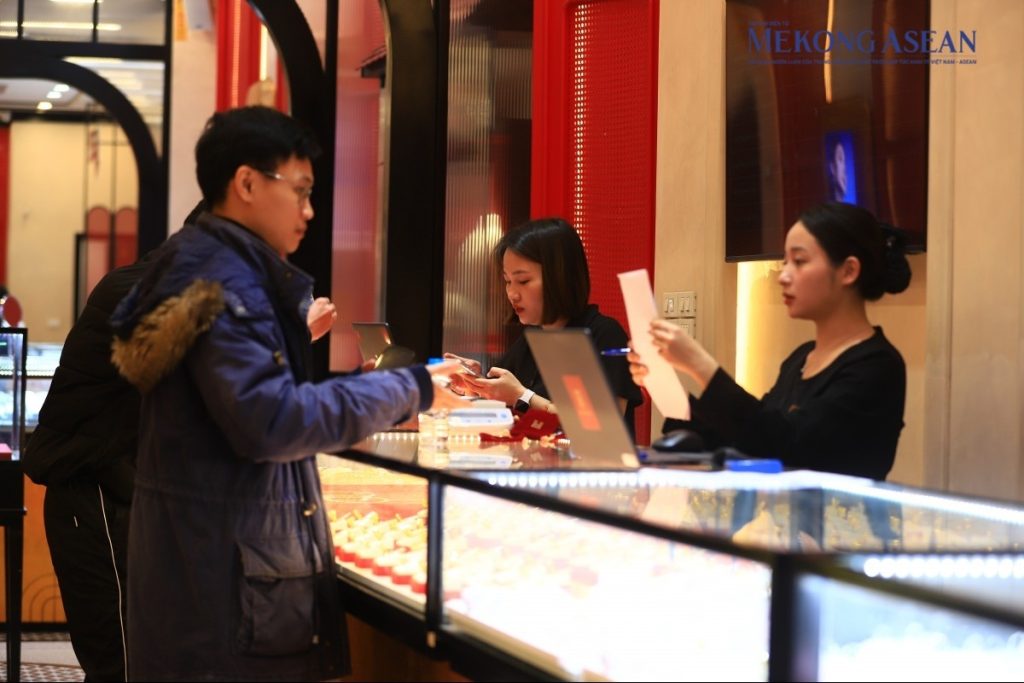 Người dân xếp hàng mua vàng 'tiểu Kim Cát' lấy lộc đầu năm