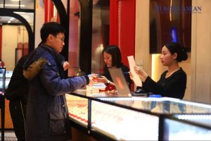 Người dân xếp hàng mua vàng 'tiểu Kim Cát' lấy lộc đầu năm