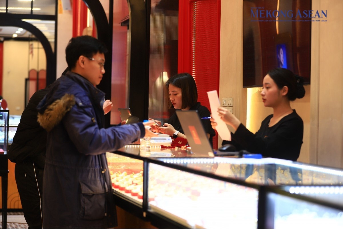 Người dân xếp hàng mua vàng 'tiểu Kim Cát' lấy lộc đầu năm