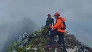 Máy bay chở 11 người mất tích tại Indonesia, giới chức phát hiện mảnh vỡ