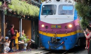 Hà Nội đề nghị dừng tàu khách chạy qua 'phố cà phê đường tàu'