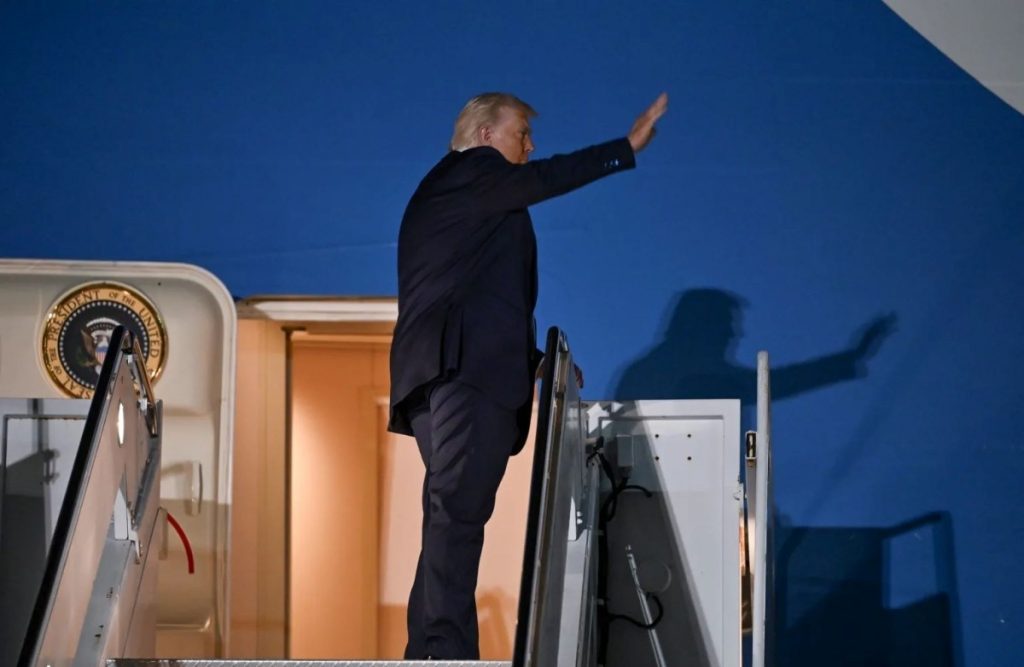 Chuyên cơ chở Tổng thống Trump đi Davos phải quay đầu vì sự cố