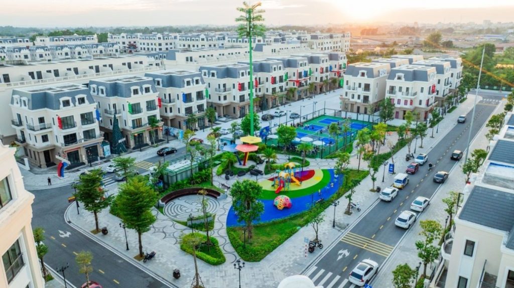 Nhà đầu tư đổ về Móng Cái săn ‘thấp tầng hàng hiệu giá ngang chung cư’缩略图 Nhà đầu tư đổ về Móng Cái săn 'thấp tầng hàng hiệu giá ngang chung cư'