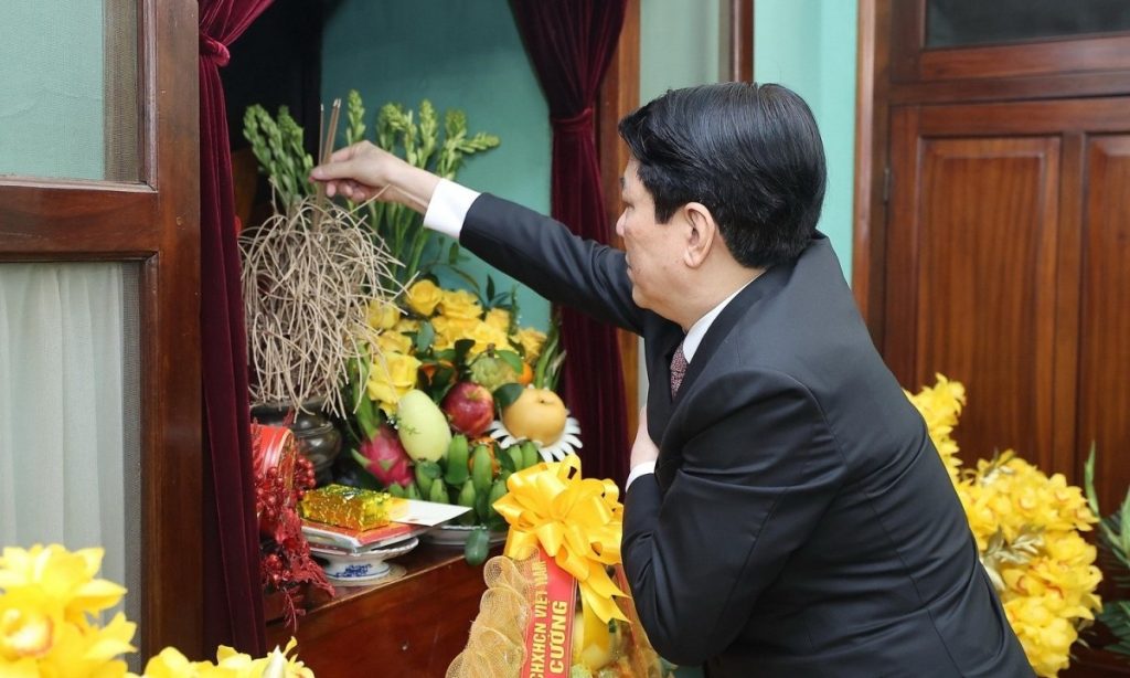 Chủ tịch nước dâng hương tưởng niệm Chủ tịch Hồ Chí Minh tại Nhà 67