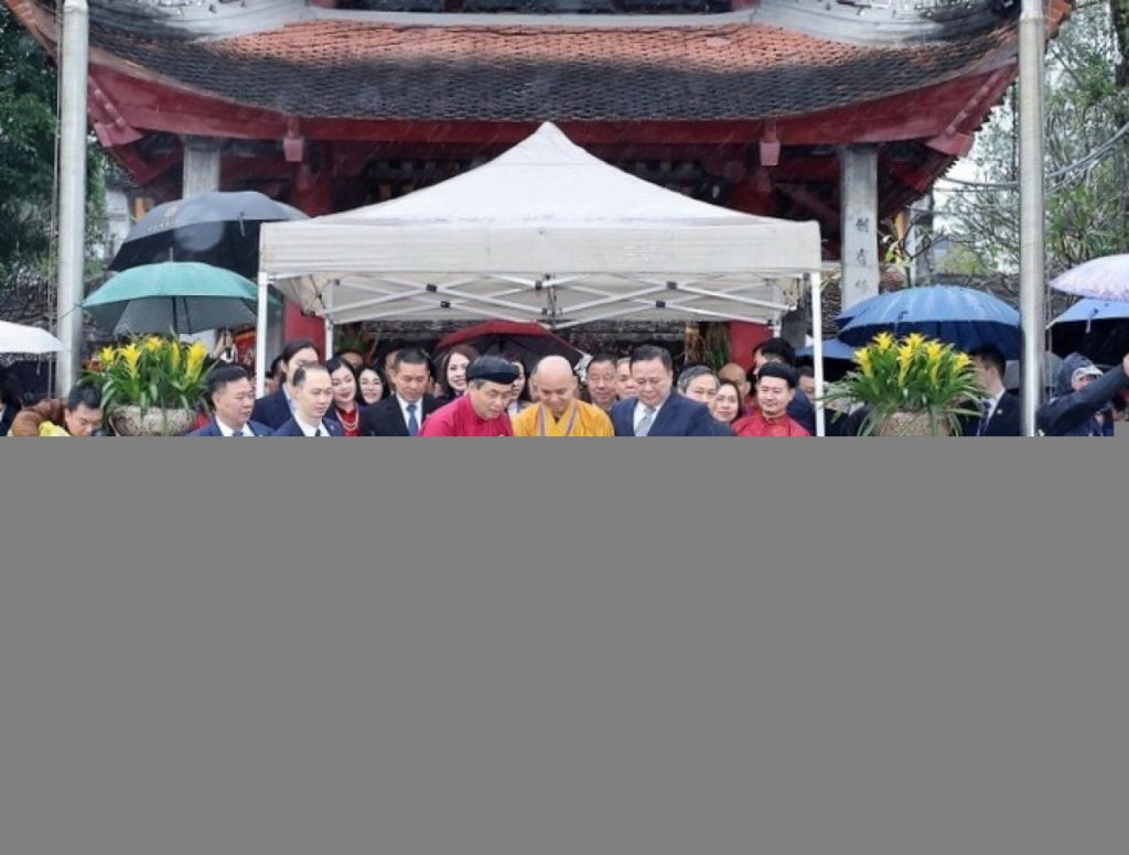 Chủ tịch nước cùng kiều bào thả cá chép tại hồ Hoàn Kiếm