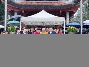 Chủ tịch nước cùng kiều bào thả cá chép tại hồ Hoàn Kiếm