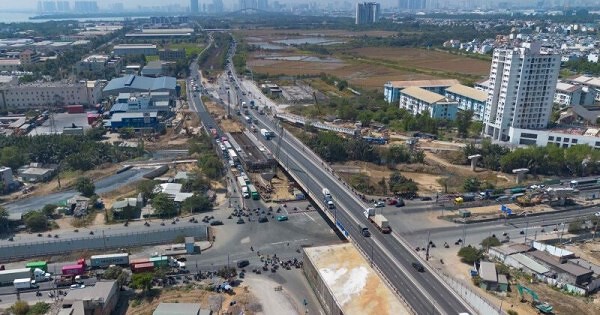 Công trường xây nút giao 4 tầng ở khu đông TP HCM những ngày cuối năm