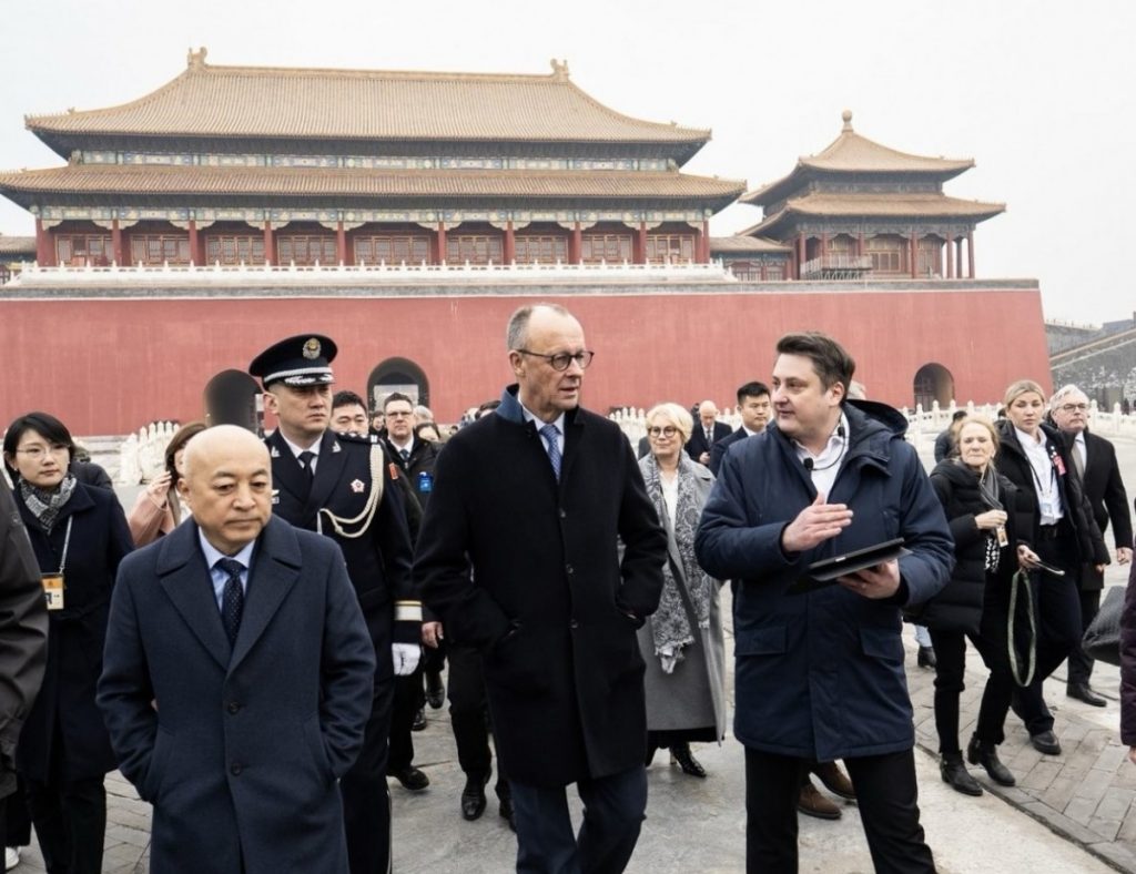 Thủ tướng Đức thăm Tử Cấm Thành, trải nghiệm xe Mercedes tại Trung Quốc缩略图 Thủ tướng Đức thăm Tử Cấm Thành, trải nghiệm xe Mercedes tại Trung Quốc