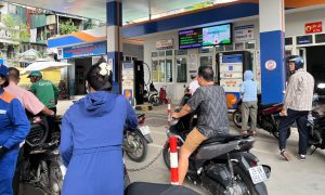 Giá xăng RON 95 vượt mốc 20.000 đồng/lít