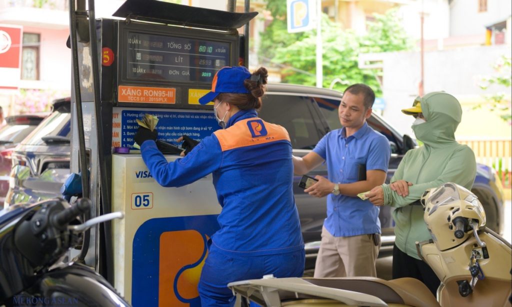 Giá xăng dầu tăng đồng loạt, xăng RON 95 vượt 19.000 đồng/lít